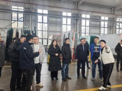 公司现年产隔热断桥铝门窗20万平方米以上、钢化